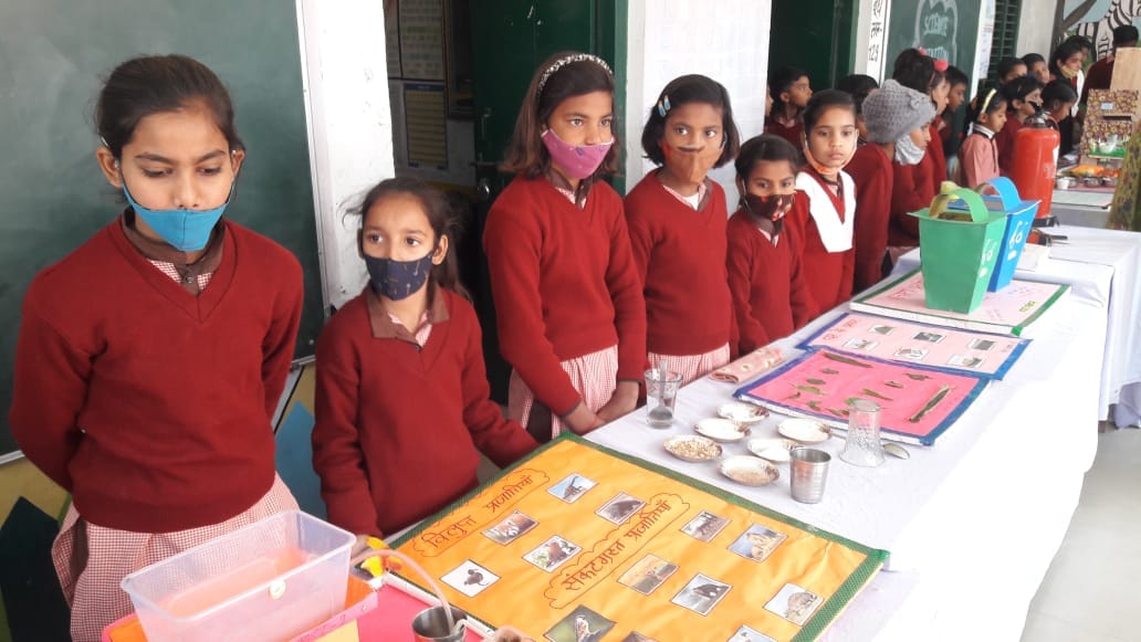 खतौली के गांव भैसी में स्थित विद्यायल में छोटे बच्चें मॉडल दिखाते हुए।