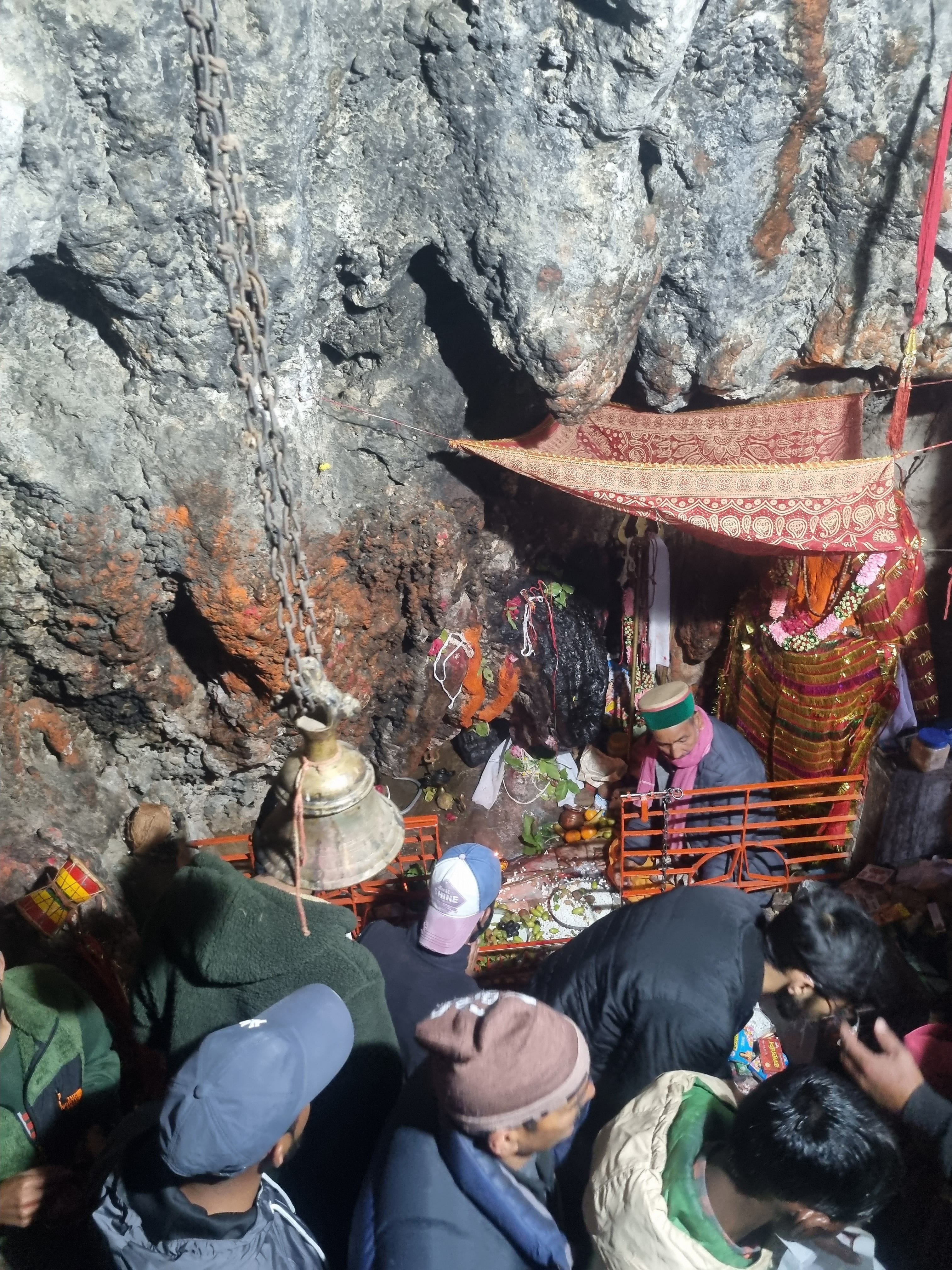 देवढांक शिव मंदिर में लोग भोलेनाथ का दर्शन करते हुए।