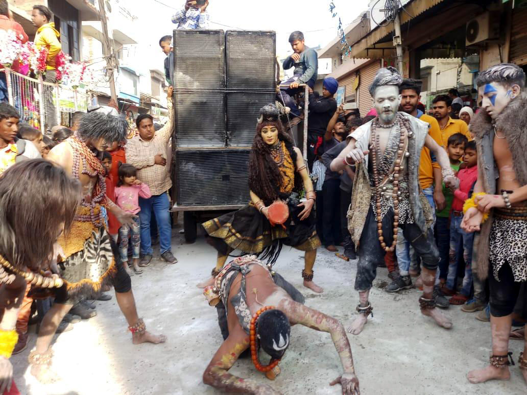 शहजादपुर में महाशिवरात्री से पूर्व  भगवान भोलेनाथ की निकाली गई शोभायात्रा में प्रस्तुती देते कल