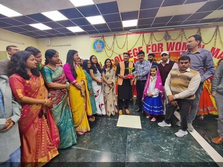 मतलौडा। मतलौडा के राजकीय कन्या कॉलेज में पहुंचे अतिथि को सम्मानित करते हुए। मतलौडा। मतलौडा के राजकीय कन्या कॉलेज में पहुंचे अतिथि को सम्मानित करते हुए।