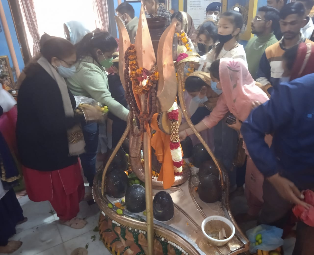 महाशिवरात्री के मौके पर शिव मंदिर रानीताल में शिवलिंग का जलाभिषेक करते श्रद्धालु। महाशिवरात्री के मौके पर शिव मंदिर रानीताल में शिवलिंग का जलाभिषेक करते श्रद्धालु।