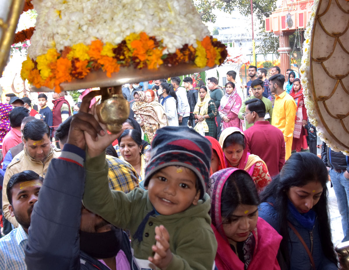 शिवरात्रि पर भूतेश्वर महादेव मन्दिर में जलाभिषेक के लिये लगी शिव भक्तो की लाइन शिवरात्रि पर भूतेश्वर महादेव मन्दिर में जलाभिषेक के लिये लगी शिव भक्तो की लाइन