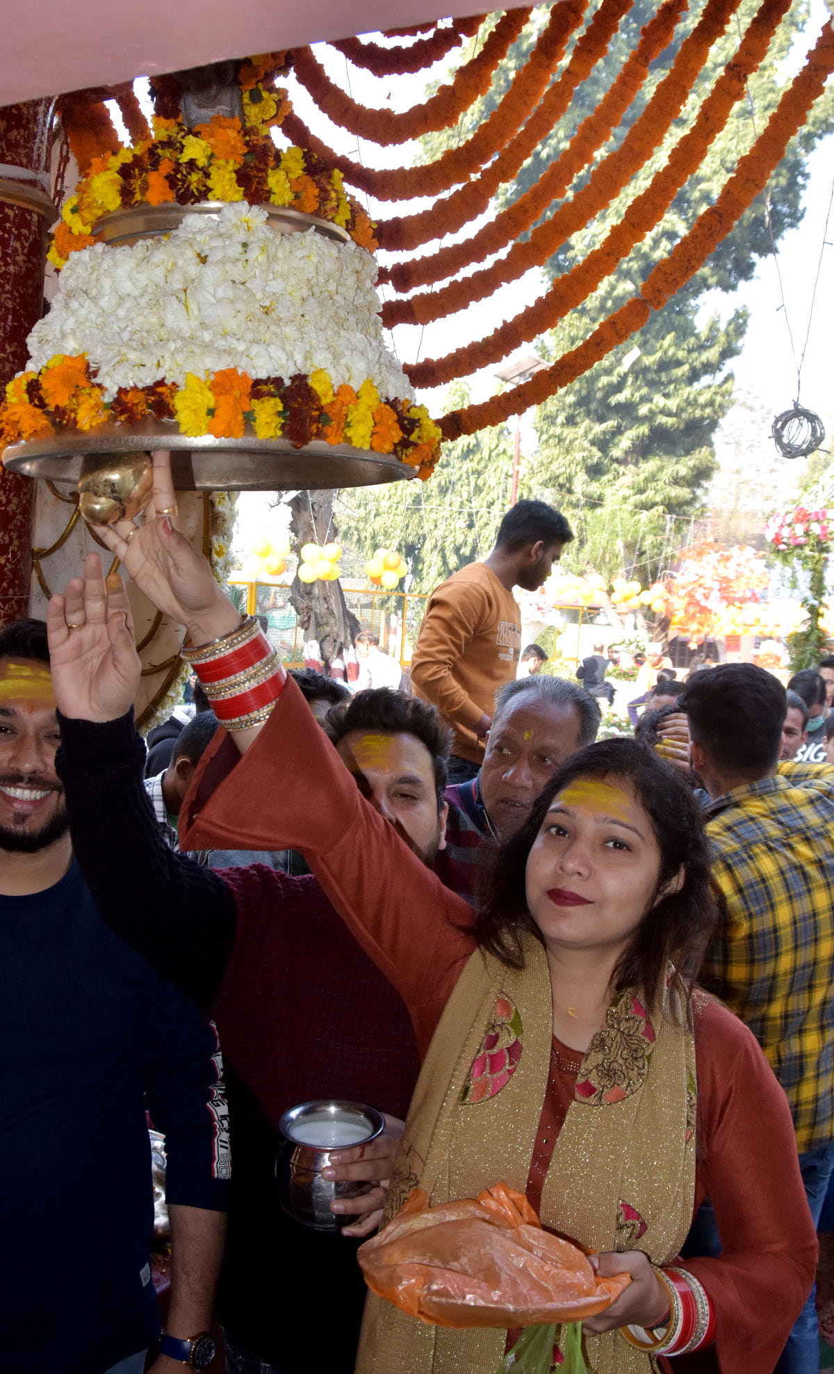 शिवरात्रि पर भूतेश्वर महादेव मन्दिर में जलाभिषेक के लिये लगी शिव भक्तो की लाइन शिवरात्रि पर भूतेश्वर महादेव मन्दिर में जलाभिषेक के लिये लगी शिव भक्तो की लाइन