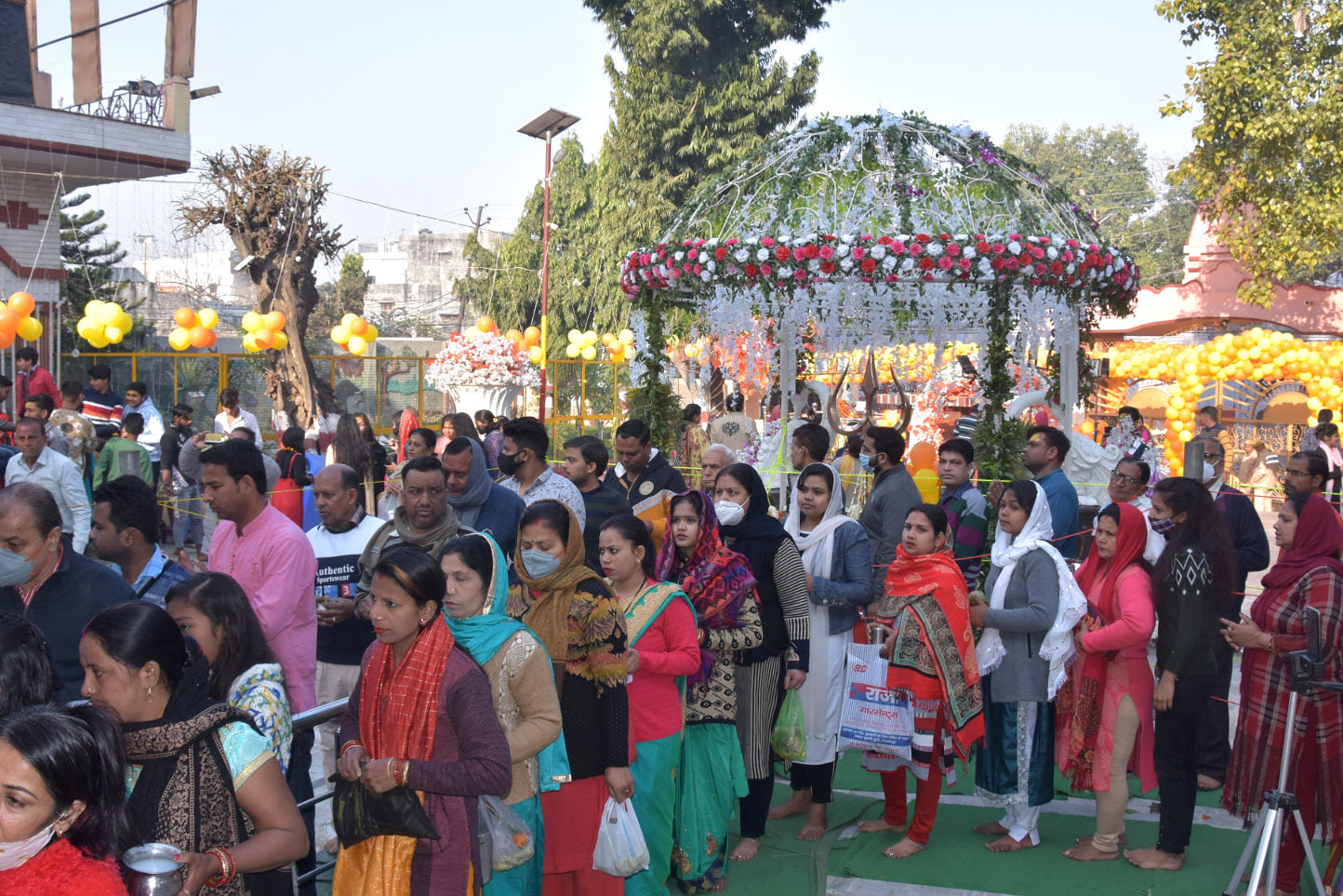 शिवरात्रि पर भूतेश्वर महादेव मन्दिर में जलाभिषेक के लिये लगी शिव भक्तो की लाइन शिवरात्रि पर भूतेश्वर महादेव मन्दिर में जलाभिषेक के लिये लगी शिव भक्तो की लाइन