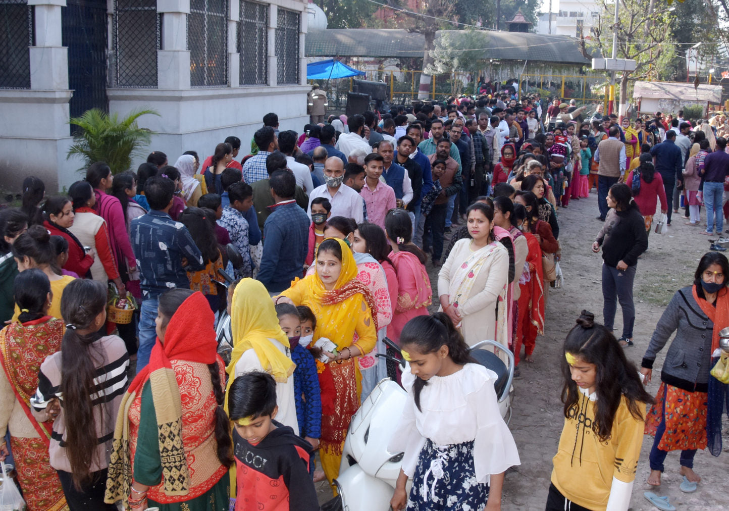 शिवरात्रि पर भूतेश्वर महादेव मन्दिर में जलाभिषेक के लिये लगी शिव भक्तो की उमड़ी भीड़ शिवरात्रि पर भूतेश्वर महादेव मन्दिर में जलाभिषेक के लिये लगी शिव भक्तो की उमड़ी भीड़