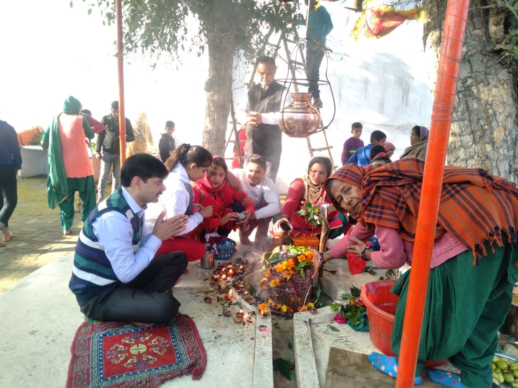 नानौता के शिवालय में जलाभिषेक करते श्रद्धालु।