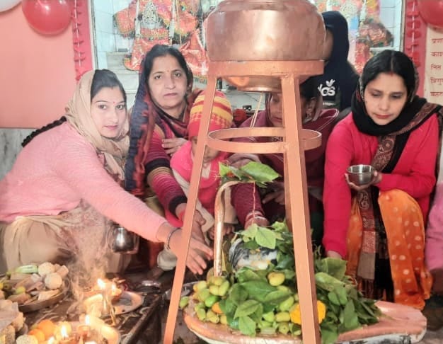 चिलकाना के मंदिर में जलाभिषेक करते श्रद्धालु चिलकाना के मंदिर में जलाभिषेक करते श्रद्धालु