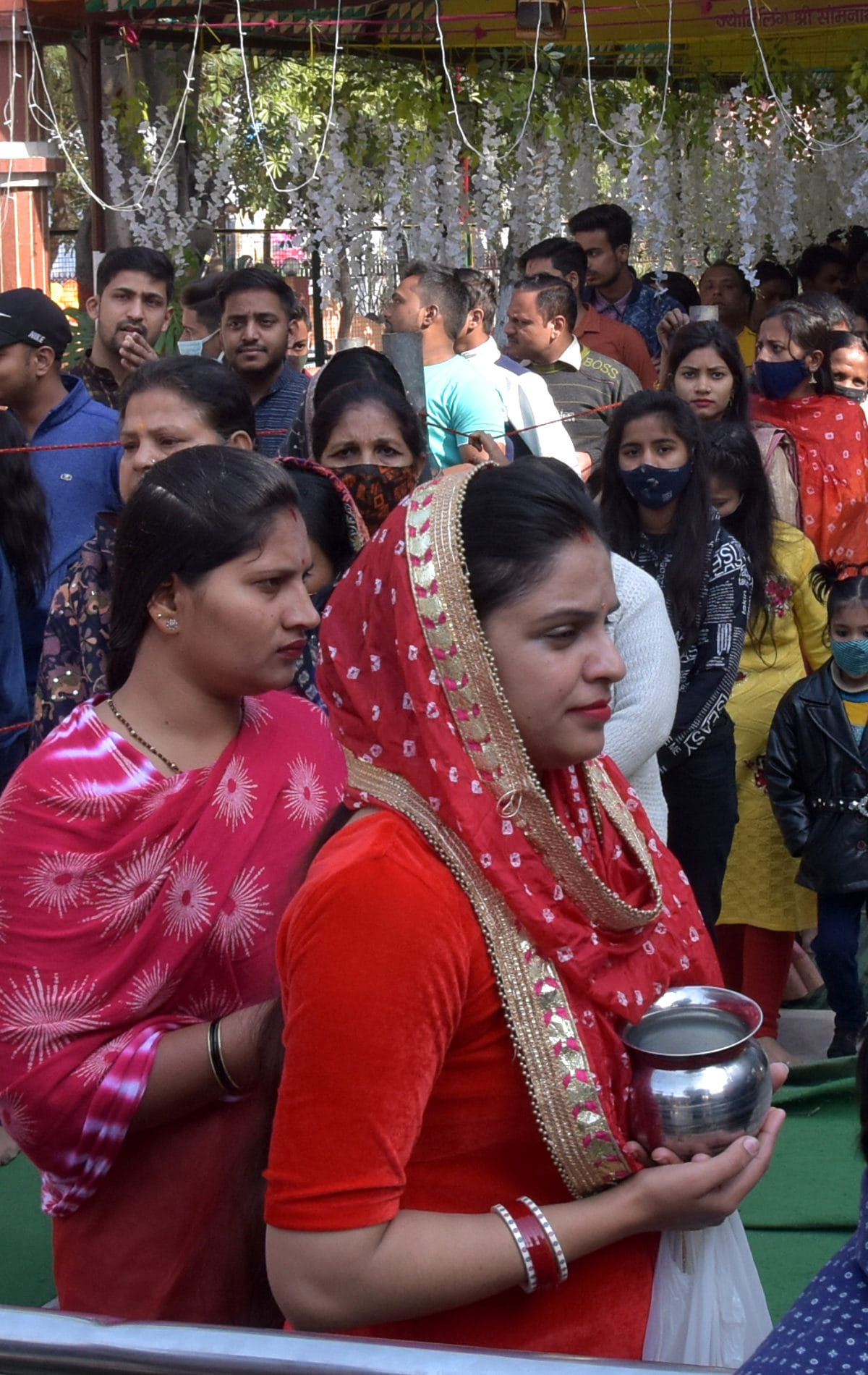 शिवरात्रि पर भूतेश्वर महादेव मन्दिर में जलाभिषेक के लिये लाइन में लगी महिलाएं शिवरात्रि पर भूतेश्वर महादेव मन्दिर में जलाभिषेक के लिये लाइन में लगी महिलाएं