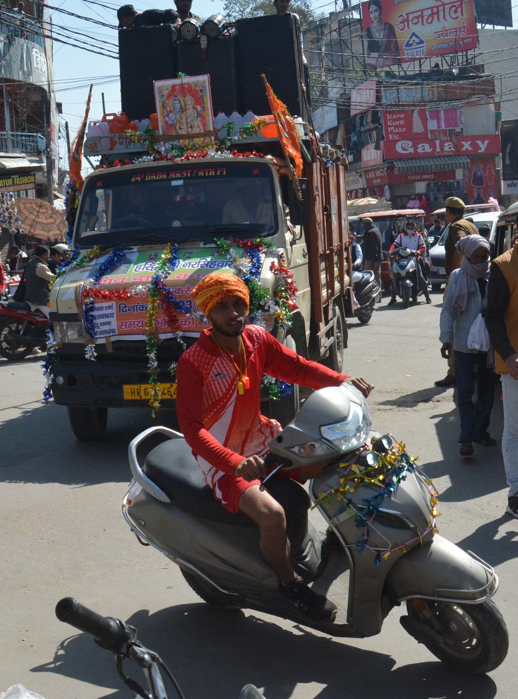हरिद्वार से स्कूटर से डाक कावंड लेकर मुजफ्फरनगर के गुजरता भोला। हरिद्वार से स्कूटर से डाक कावंड लेकर मुजफ्फरनगर के गुजरता भोला।