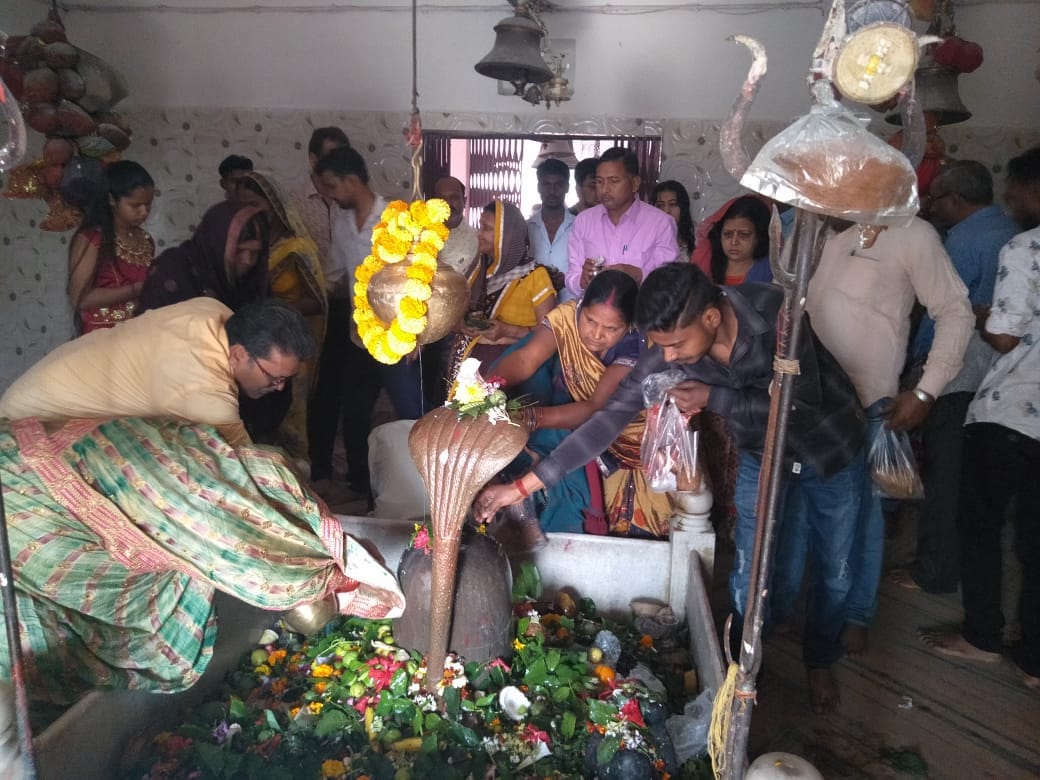 शक्तिनगर के कोहरौलिया स्थित शिव मंदिर पर दर्शन पूजन करते श्रद्धालु। शक्तिनगर के कोहरौलिया स्थित शिव मंदिर पर दर्शन पूजन करते श्रद्धालु।