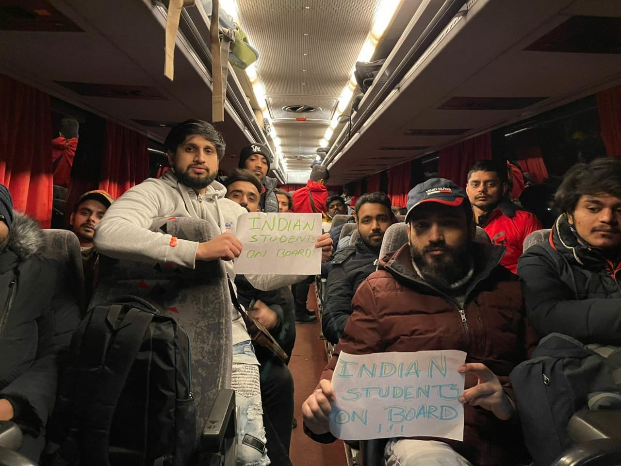 मुजफ्फरनगर : जानसठ का छात्र हर्ष पोल्टावा से रोमानिया के लिए ट्रेन से अपने भारतीय दोस्तों के साथ ? मुजफ्फरनगर : जानसठ का छात्र हर्ष पोल्टावा से रोमानिया के लिए ट्रेन से अपने भारतीय दोस्तों के साथ ?
