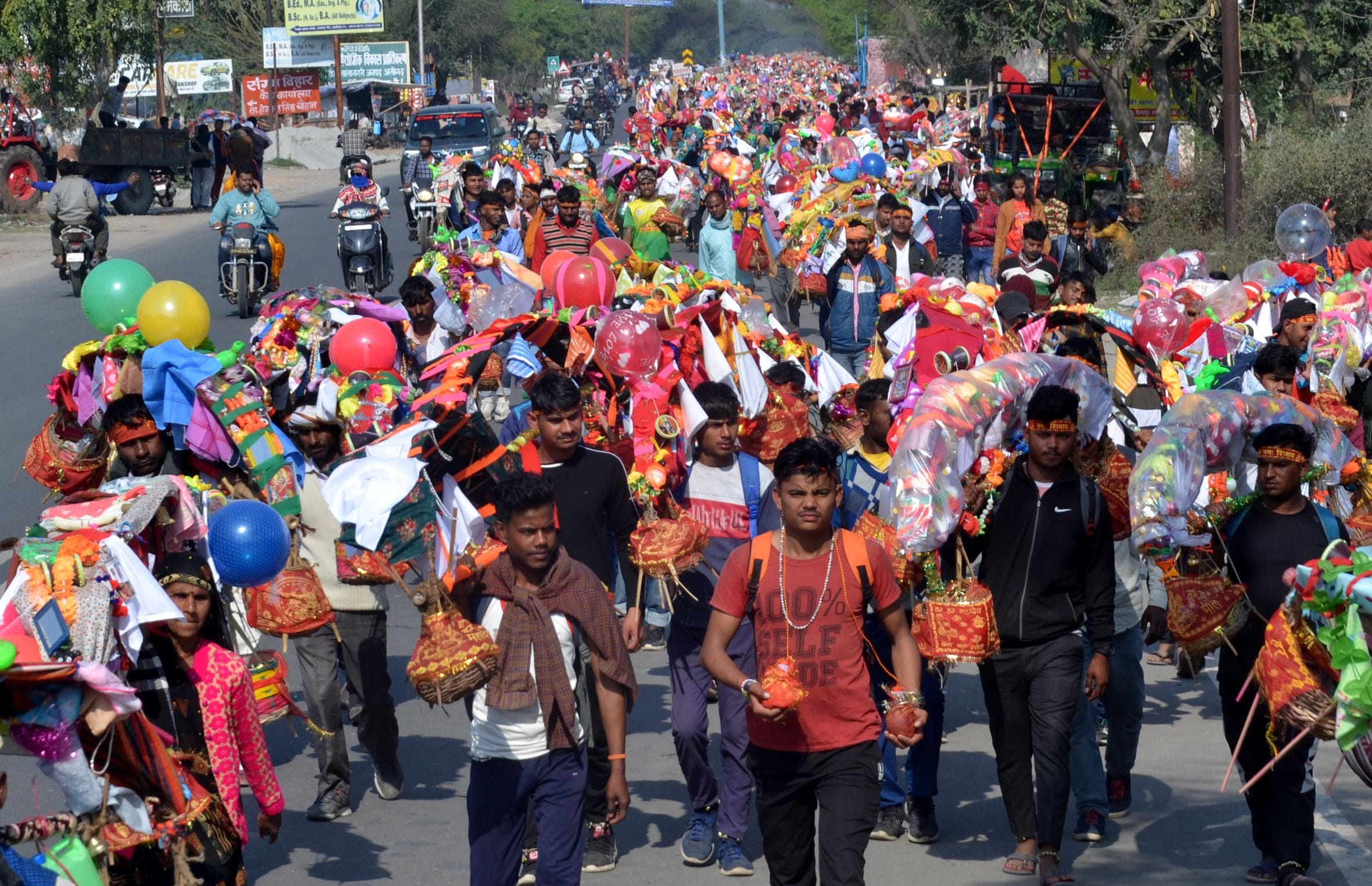 महाशिवरात्रि पर महादेव के जलाभिषेक के लिए कांवड़ लेकर जाते श्रद्धालु।