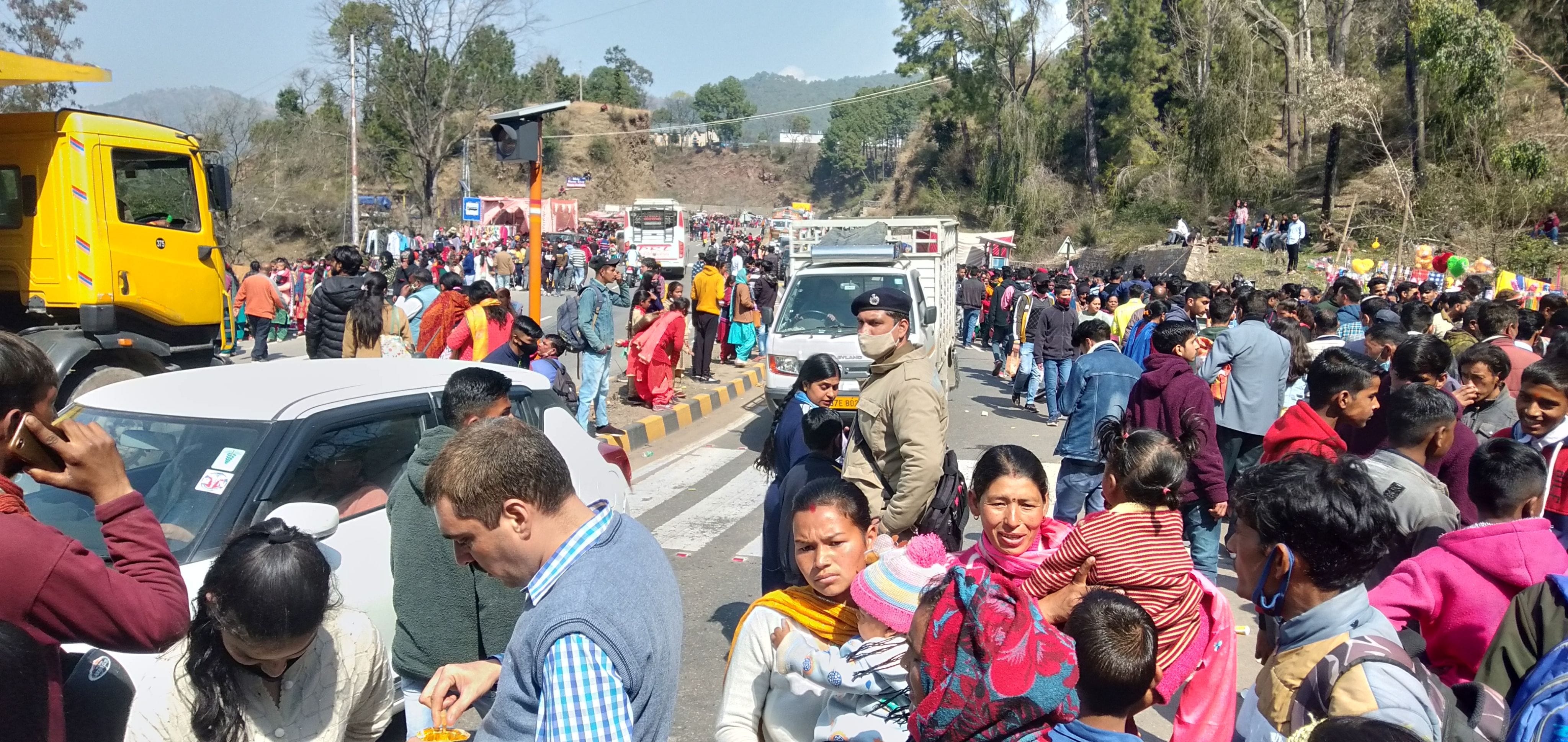 पट्टा का मोड़ में मेले के दौरान उमड़ी भीड़। संवाद