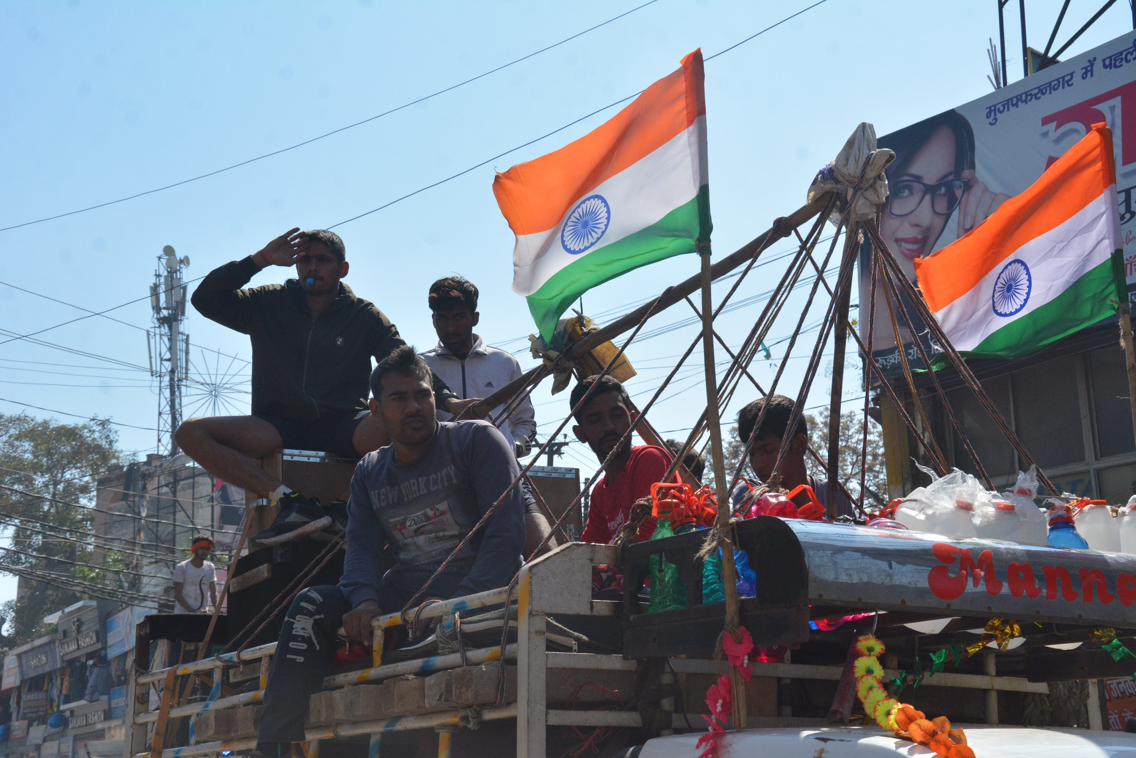 तिरंगा लेकर मुजफ्फरनगर से गुजरती डाक कावडिये। तिरंगा लेकर मुजफ्फरनगर से गुजरती डाक कावडिये।