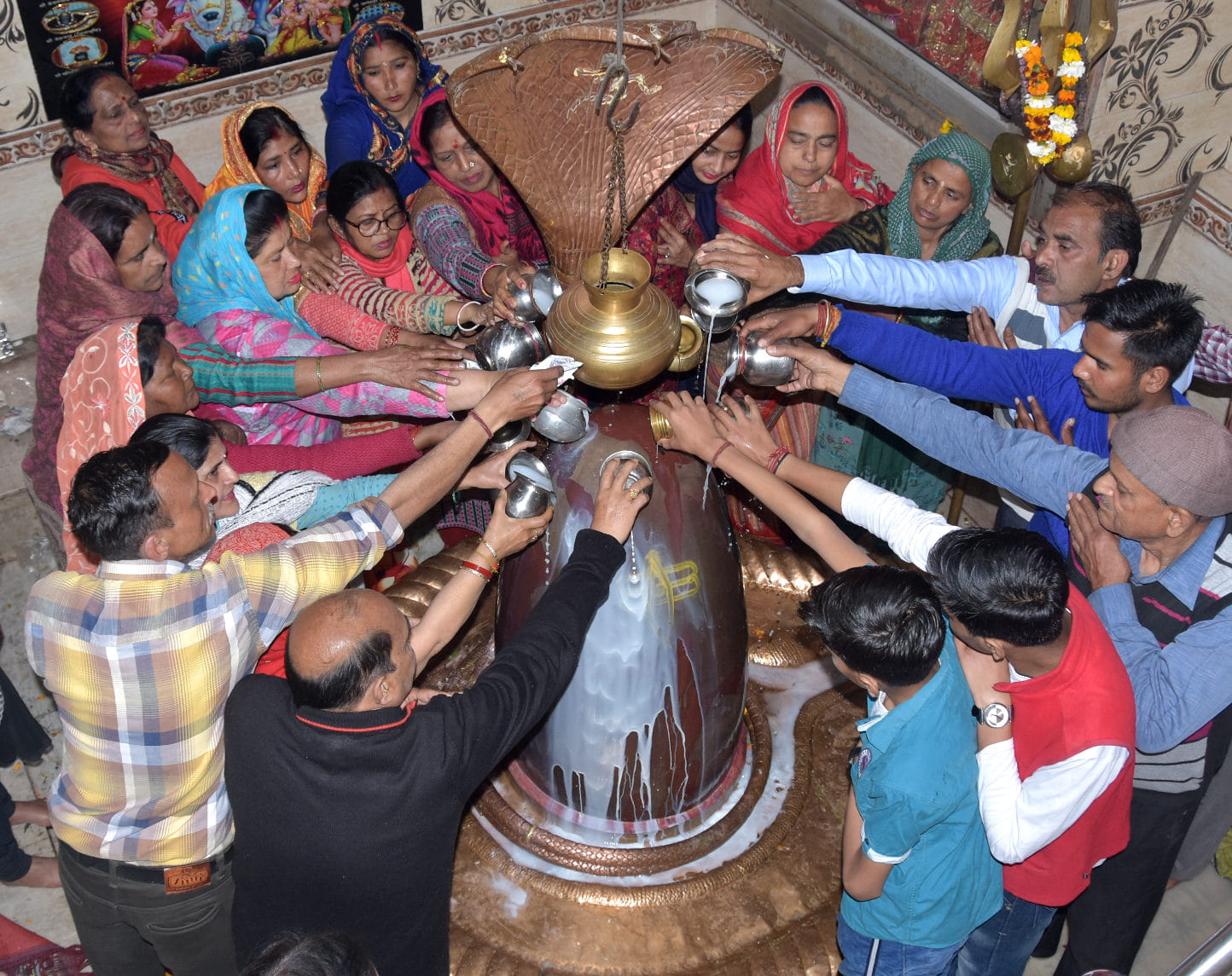 शिवरात्रि पर राधा विहार स्थित औधड़दानी महादेव मन्दिर में जलाभिषेक करते शिवभक्त शिवरात्रि पर राधा विहार स्थित औधड़दानी महादेव मन्दिर में जलाभिषेक करते शिवभक्त