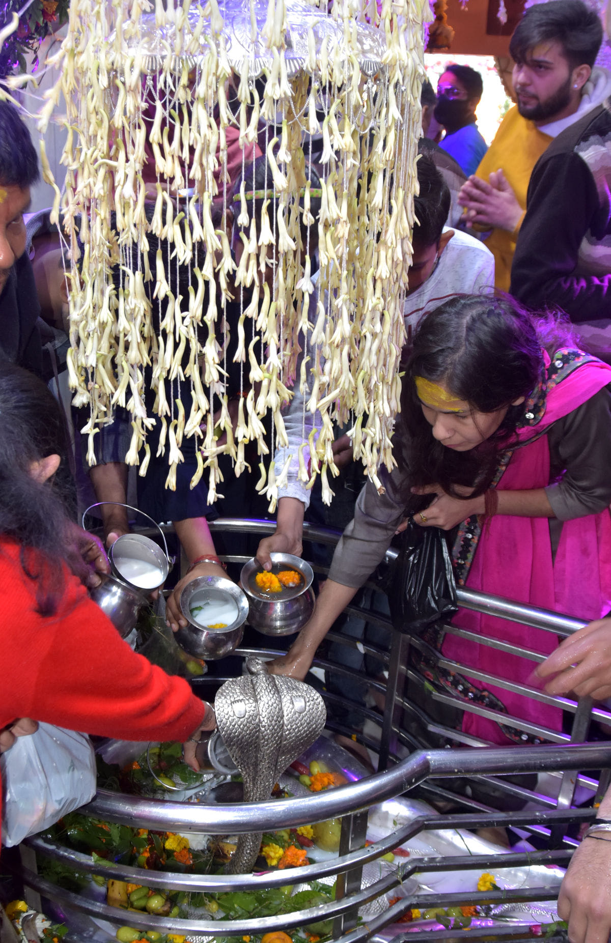 शिवरात्रि पर भूतेश्वर महादेव मन्दिर में जलाभिषेक करते शिव भक्त शिवरात्रि पर भूतेश्वर महादेव मन्दिर में जलाभिषेक करते शिव भक्त