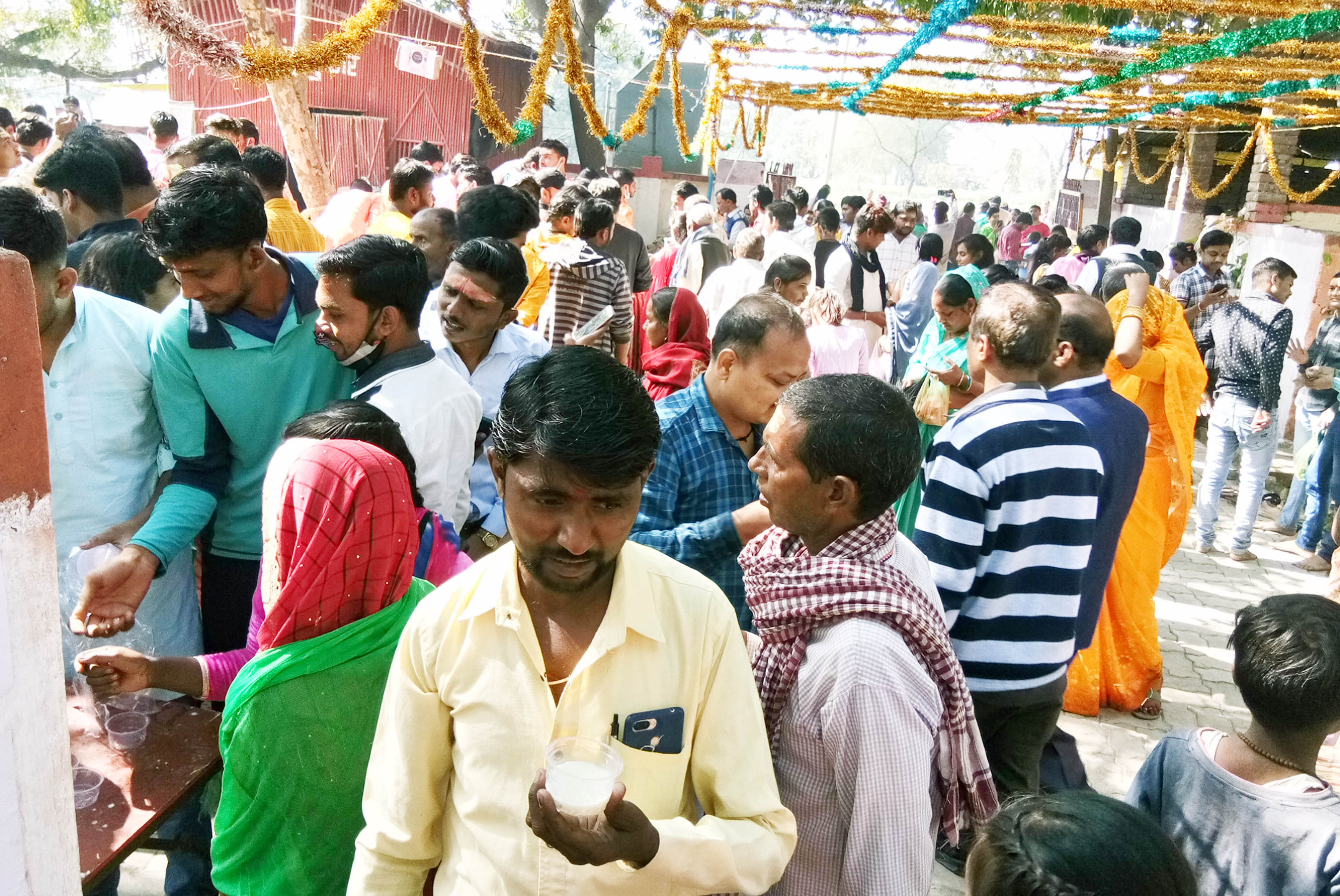 संगमहेश्वर मंदिर में प्रसाद लेते भक्त। संगमहेश्वर मंदिर में प्रसाद लेते भक्त।