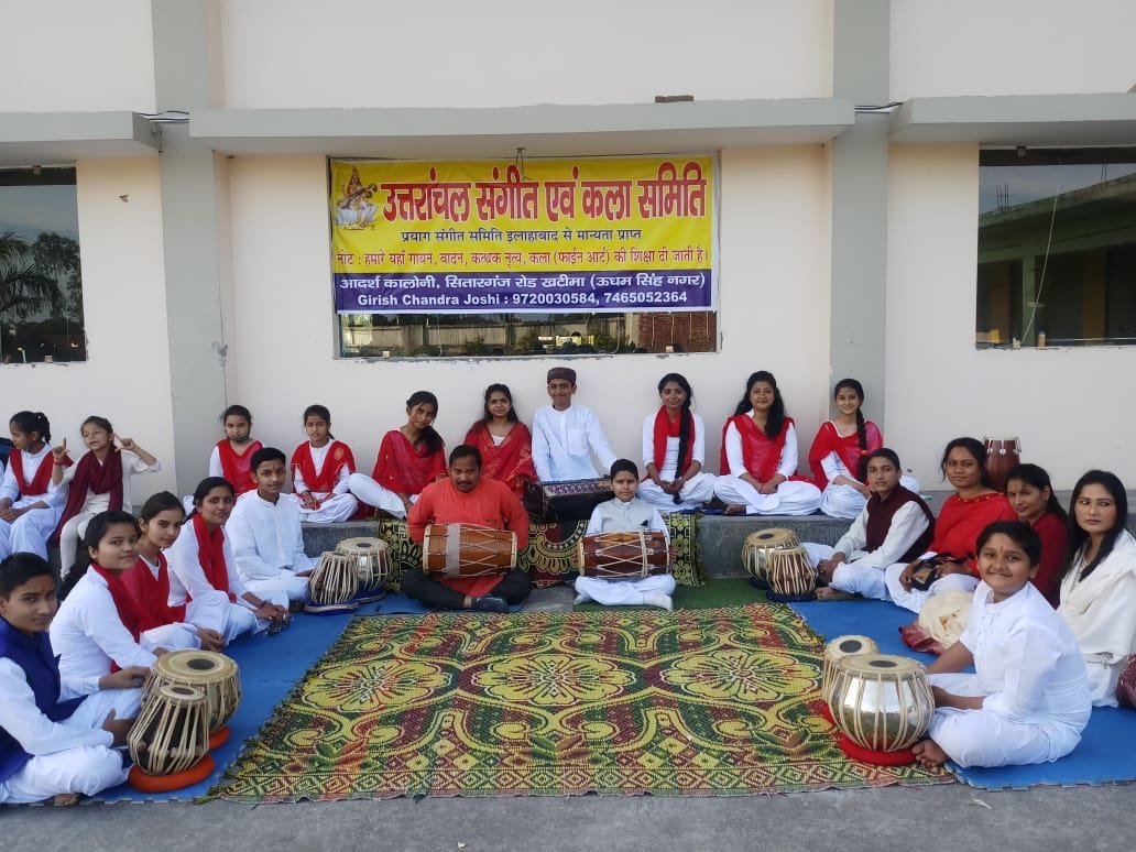 खटीमा में सीमांत साहित्य उत्सव में बैठकी होली गायन करते स्कूली बच्चे। संवाद