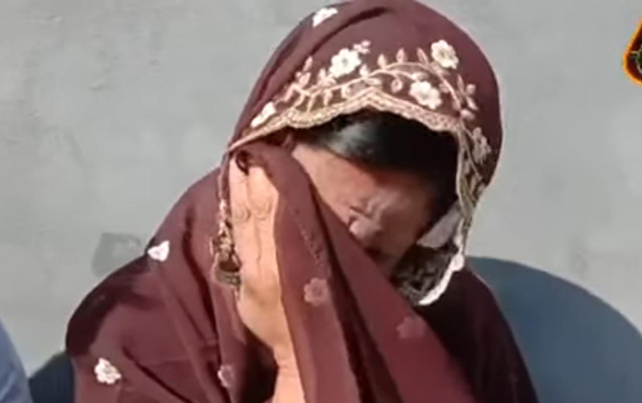 पानीपत। गांव उग्राखेड़ी निवासी मोहित व मां कविता विलाप करती हुई। पानीपत। गांव उग्राखेड़ी निवासी मोहित व मां कविता विलाप करती हुई।