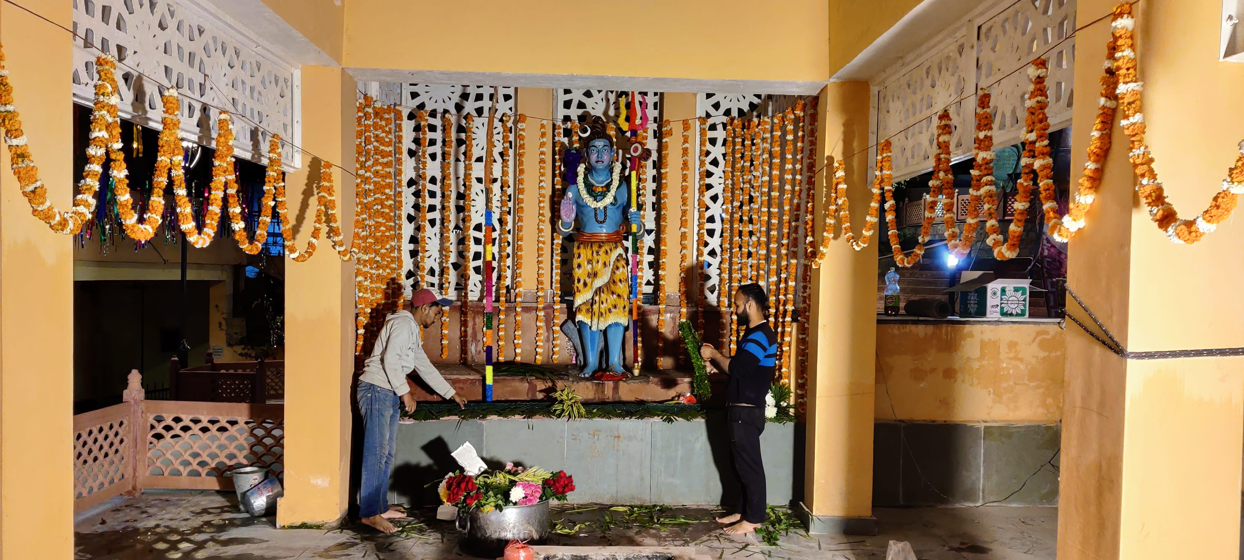 उधमपुर में देविका तट पर महाशिवरात्रि पर सजाया जा रहा शिव मंदिर उधमपुर में देविका तट पर महाशिवरात्रि पर सजाया जा रहा शिव मंदिर