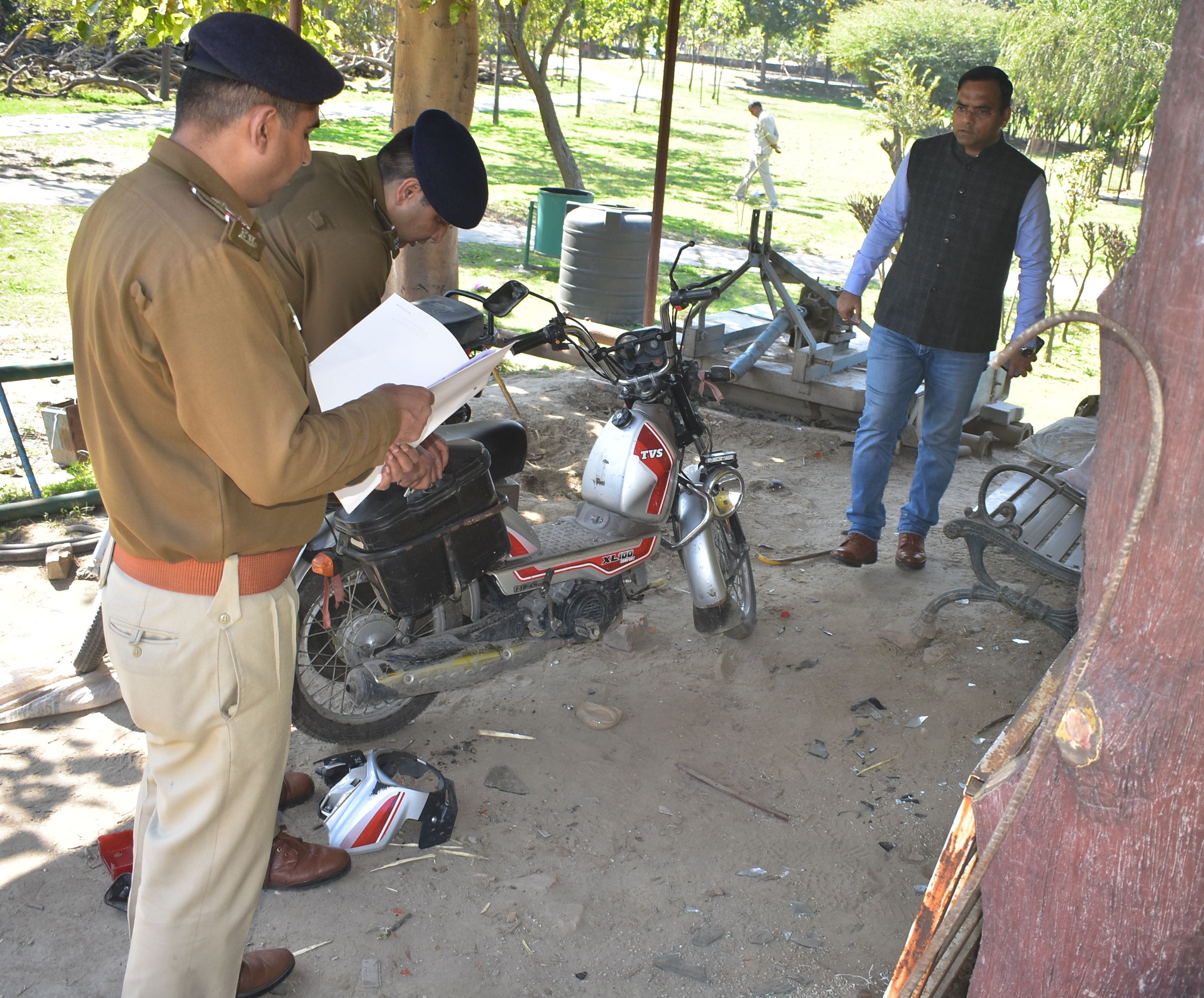 ानीपत। ताऊदेवी लाल पार्क में घटना स्थल पर जांच करते हुए डीएसपी विरेंद्र सैनी व साथ में अन्य पुलिस ानीपत। ताऊदेवी लाल पार्क में घटना स्थल पर जांच करते हुए डीएसपी विरेंद्र सैनी व साथ में अन्य पुलिस