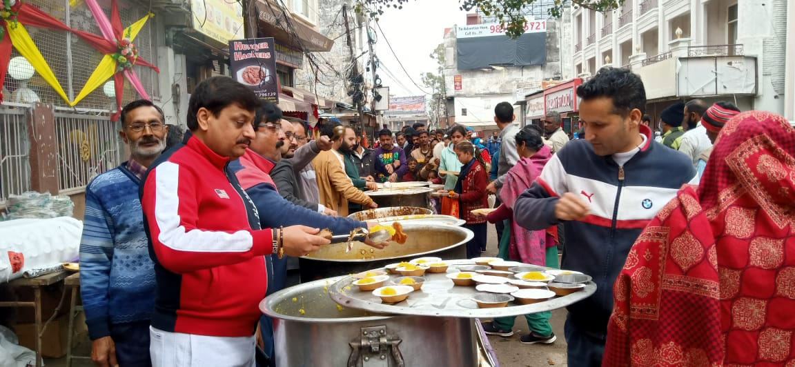 2 बाणगंगा मार्ग पर शिव दर्शन मंदिर में भक्त भोले बाबा के दर्शन करते हुए 3 मंदिर के बाहर भड़ारा लगाए ?