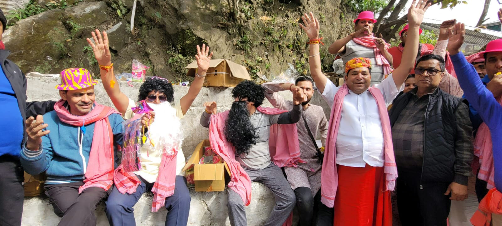 2 बाणगंगा मार्ग पर शिव दर्शन मंदिर में भक्त भोले बाबा के दर्शन करते हुए 3 मंदिर के बाहर भड़ारा लगाए ?