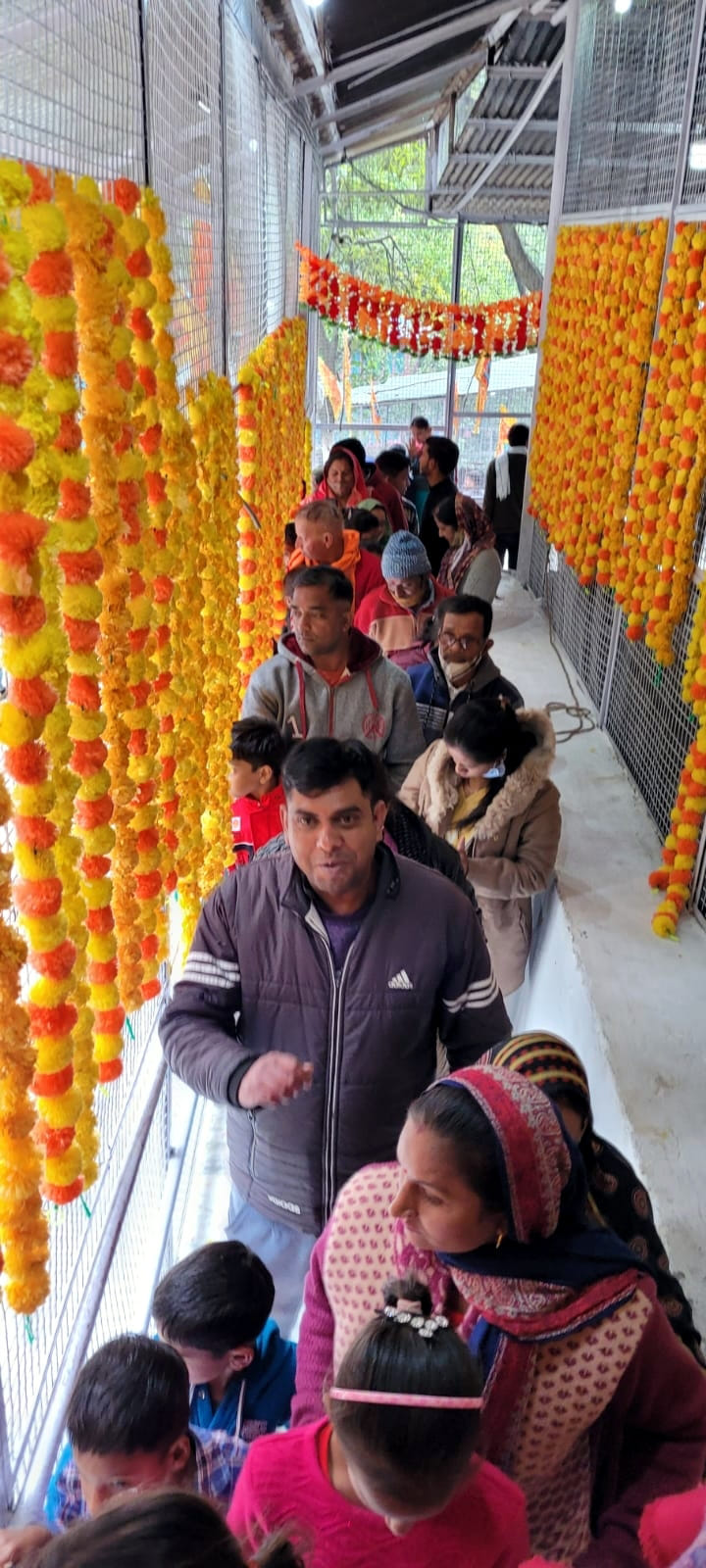 2 बाणगंगा मार्ग पर शिव दर्शन मंदिर में भक्त भोले बाबा के दर्शन करते हुए 3 मंदिर के बाहर भड़ारा लगाए ?