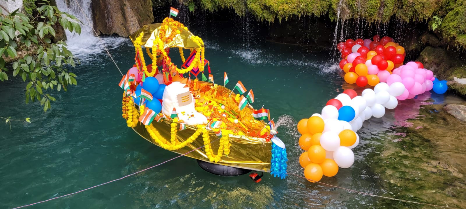 2 बाणगंगा मार्ग पर शिव दर्शन मंदिर में भक्त भोले बाबा के दर्शन करते हुए 3 मंदिर के बाहर भड़ारा लगाए ?