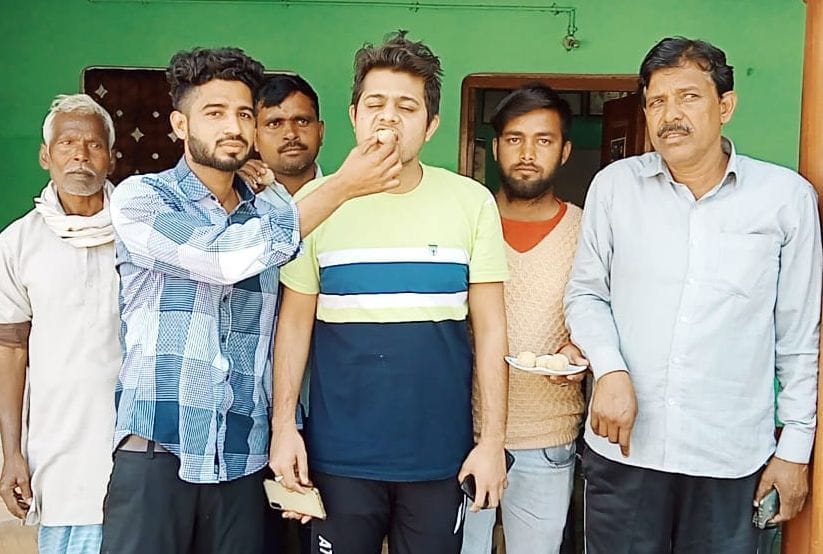 फोटो-26- युक्रेन से घर वापस आने पर फरहान के परिजन लड्डू खिलाते