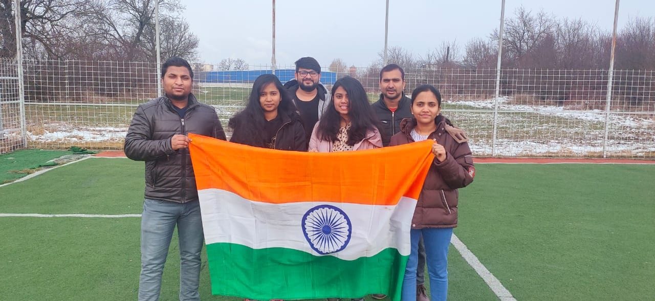 तिरंगे के साथ चार दिन से रोमानिया में फंसे भारतीय छात्र। तिरंगे के साथ चार दिन से रोमानिया में फंसे भारतीय छात्र।