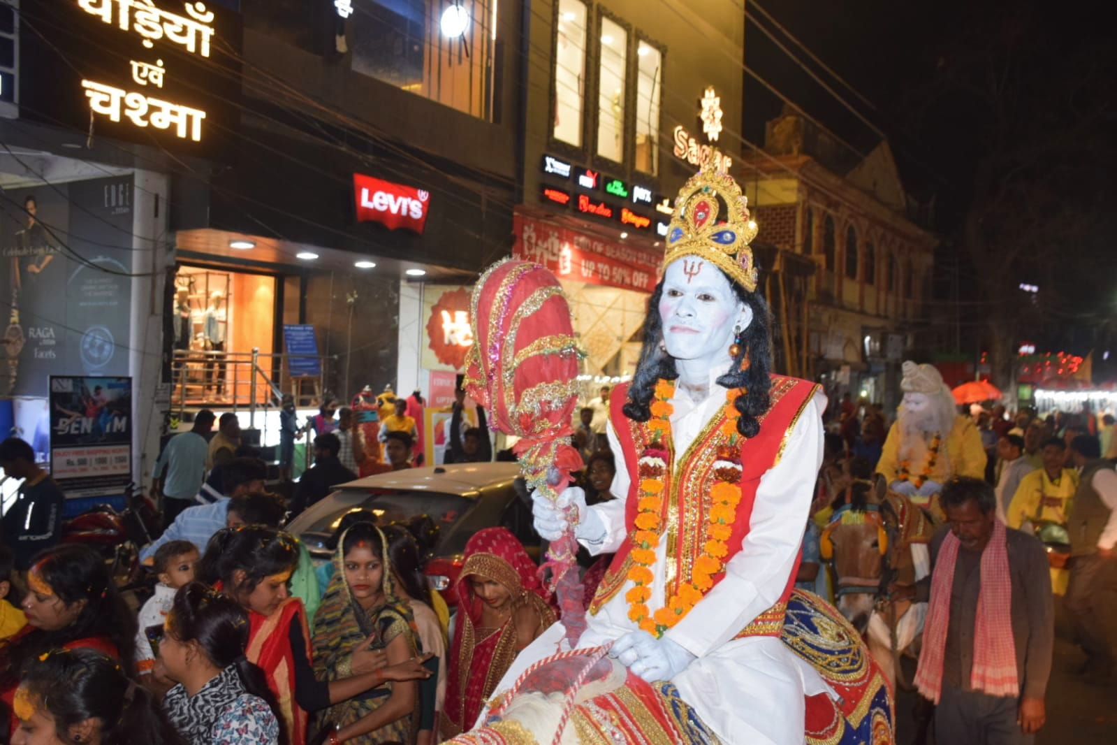 अयोध्या रिकाबगंज में शिव बारात के दौरान मौजूद भक्तगण