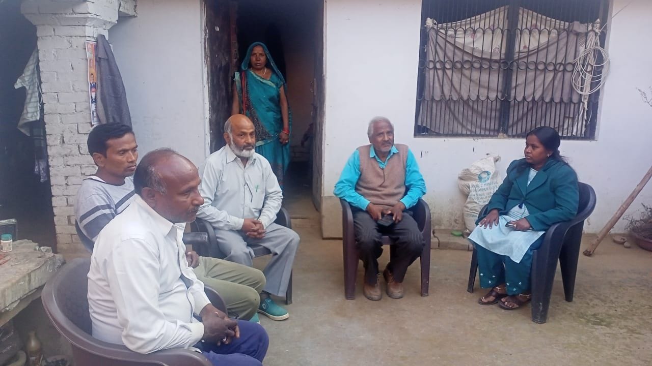 गोविंदपुर गांव में छात्र अनुराग सिंह के परिजनों से बात करती तहसीदार चायल दीपिका सिंह गोविंदपुर गांव में छात्र अनुराग सिंह के परिजनों से बात करती तहसीदार चायल दीपिका सिंह