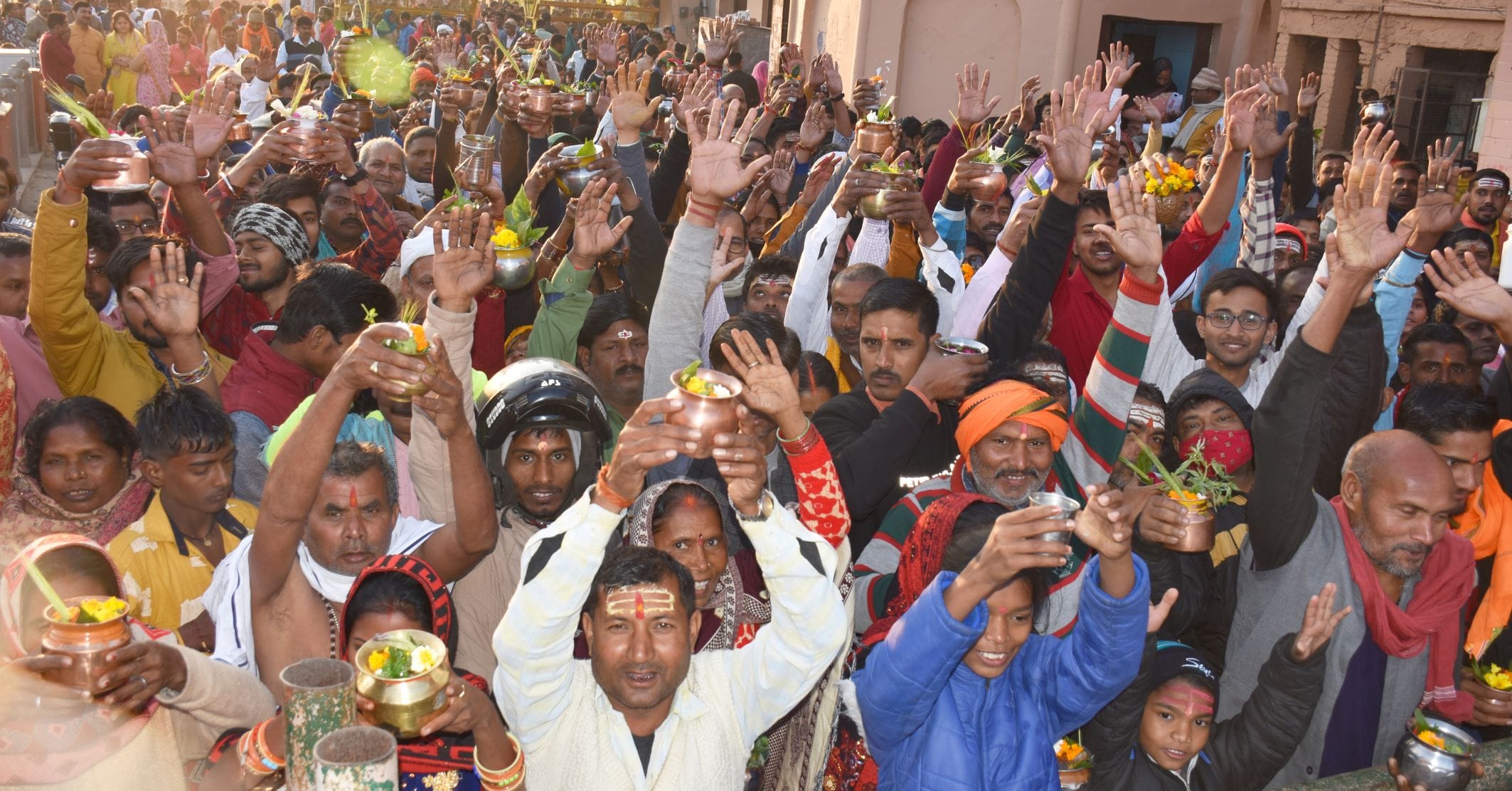 अयोध्या-शिवरात्रि में नागेश्वरनाथ मंदिर में जलाभिषेक को जाते श्रद्घालुओं ने किया जयघोष।-संवाद