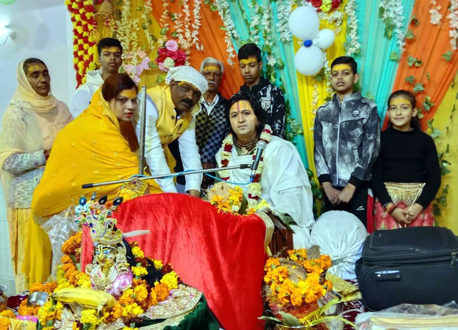 अंबाला छावनी के प्रीत नगर स्थित शिव मंदिर में श्रीराम कथा के दौरान कथावाचक से आर्शीवार्द लेते श्? अंबाला छावनी के प्रीत नगर स्थित शिव मंदिर में श्रीराम कथा के दौरान कथावाचक से आर्शीवार्द लेते श्?