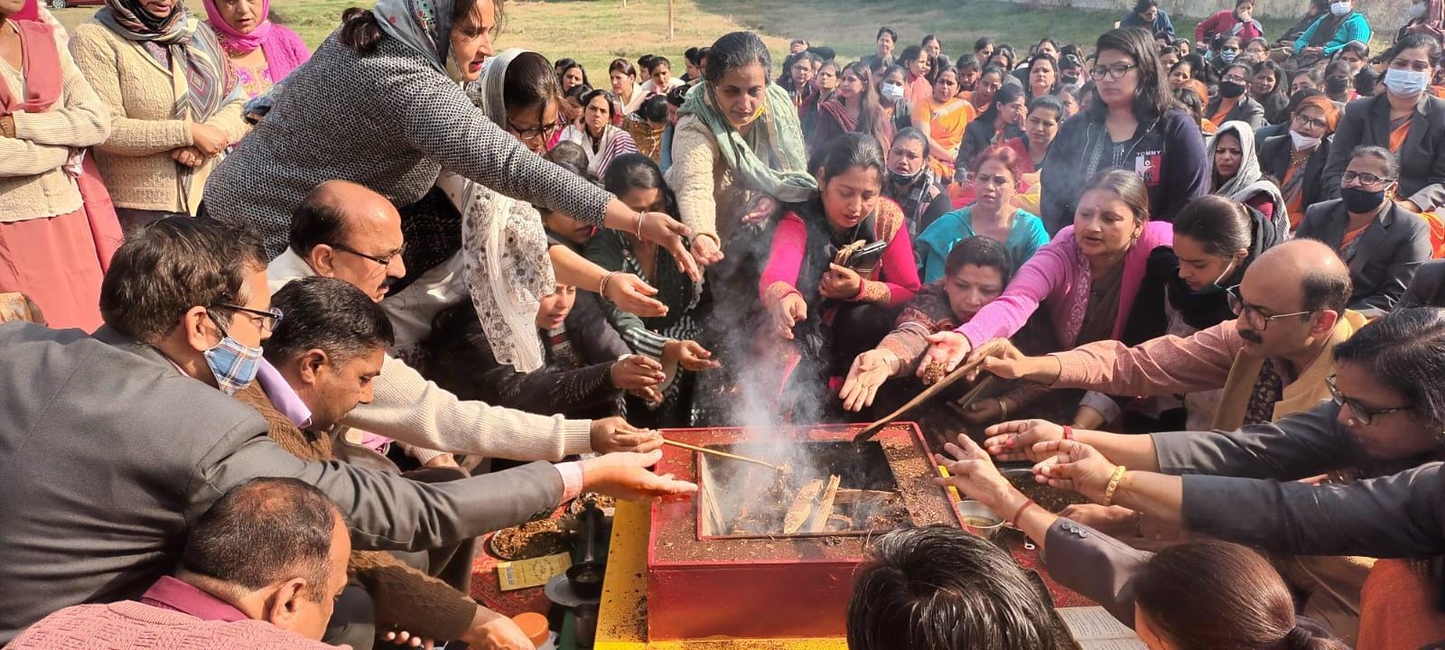 अंबाला शहर के डीएवी कॉलेज में आयोजित हवन यज्ञ में आहुती डालते हुए