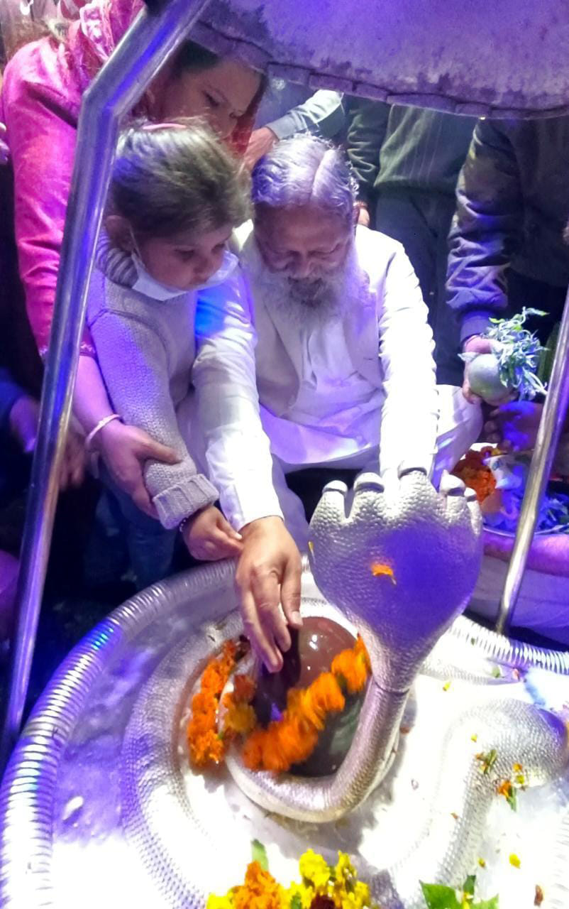 गृह मंत्री अनिल विज अपनी नाती वान्या के साथ पवित्र शिवलिंग पर पुष्प अर्पित करते हुए -- गृह मंत्री अनिल विज अपनी नाती वान्या के साथ पवित्र शिवलिंग पर पुष्प अर्पित करते हुए --