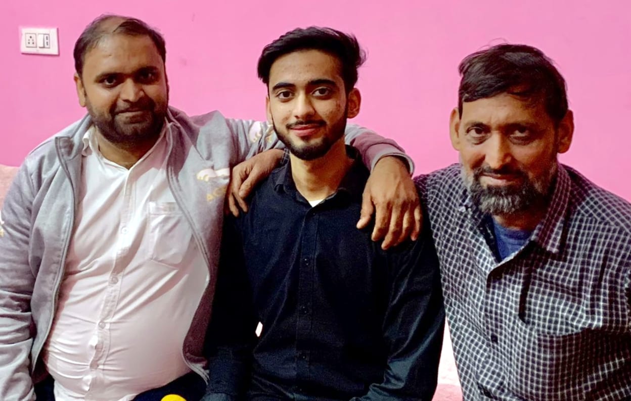 अफजलगढ़ के मोहल्ला नायक सराय में यूक्रेन से वापस लौटा वलीद ख़ालिद अपने परिजनों के साथ। अफजलगढ़ के मोहल्ला नायक सराय में यूक्रेन से वापस लौटा वलीद ख़ालिद अपने परिजनों के साथ।