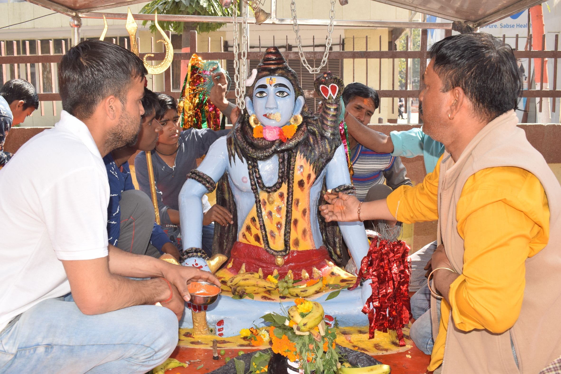 शाहजहांपुर में महा शिवरात्रि पर कचहरी रोड बने मंदिर में भगवान शिव की मूर्ति की पूजा अर्चना करते श शाहजहांपुर में महा शिवरात्रि पर कचहरी रोड बने मंदिर में भगवान शिव की मूर्ति की पूजा अर्चना करते श
