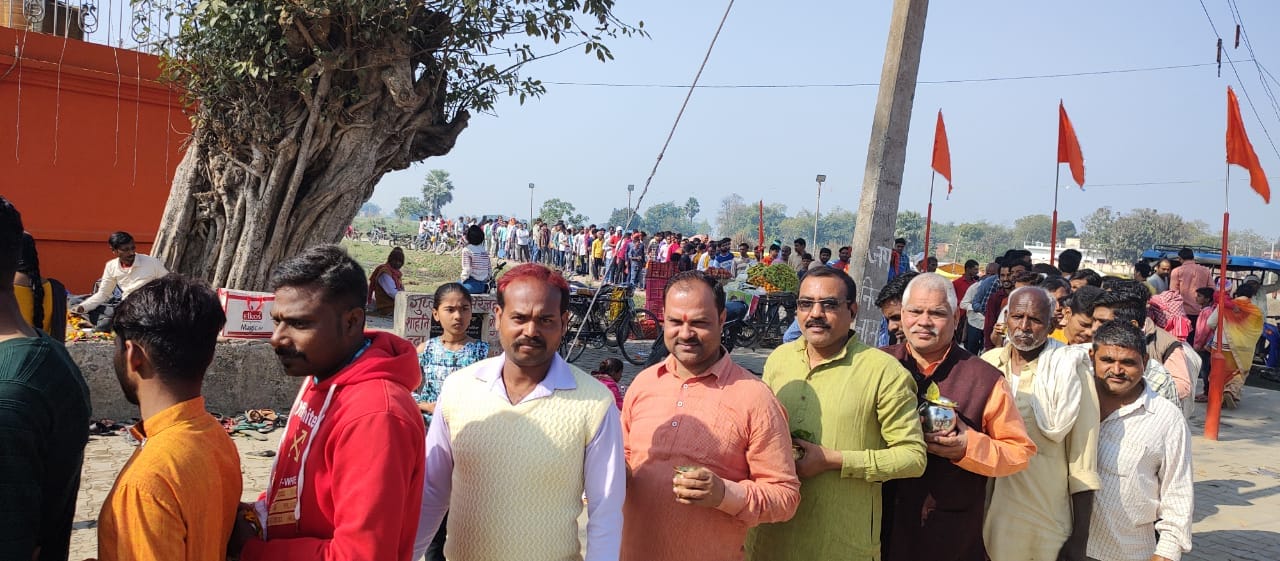 मुहम्मदाबाद के सोमेश्वर महादेव मंदिर के बाहर जलाभिषेक करने के लिए खड़े श्रद्धालु। संवाद मुहम्मदाबाद के सोमेश्वर महादेव मंदिर के बाहर जलाभिषेक करने के लिए खड़े श्रद्धालु। संवाद