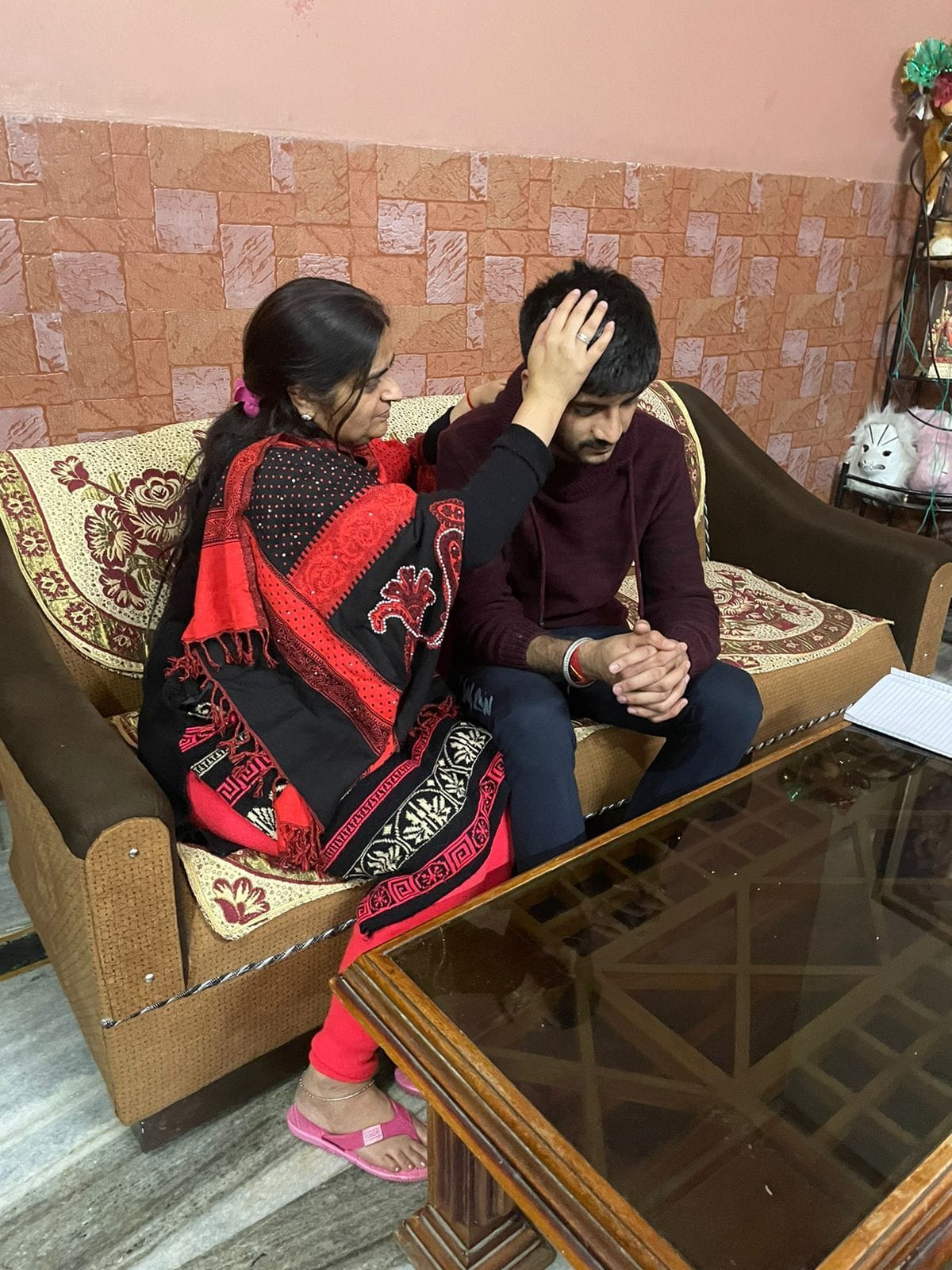 बेटे पीयूष को दुलार करतीं ज्योति टुटेजा। बेटे पीयूष को दुलार करतीं ज्योति टुटेजा।