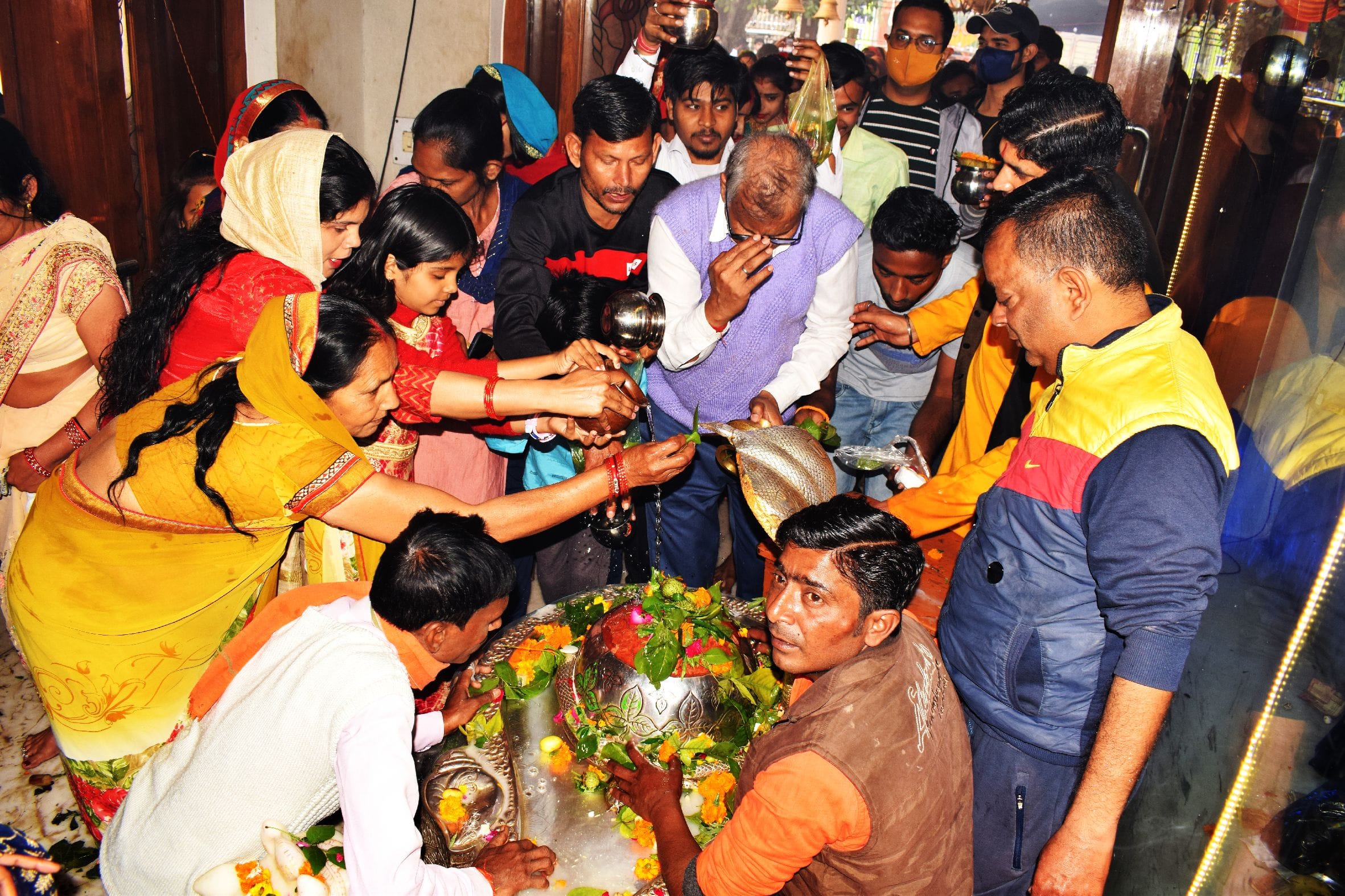 शाहजहांपुर में महा शिवरात्रि पर श्री बाबा विश्वनाथ मंदिर में शिवलिंग जलाभिषेक करते श्रद्धालु। ? शाहजहांपुर में महा शिवरात्रि पर श्री बाबा विश्वनाथ मंदिर में शिवलिंग जलाभिषेक करते श्रद्धालु। ?