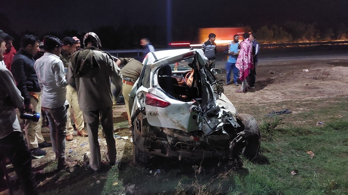 मुजफ्फरनगर : पुरकाजी बाईपास पर दुर्घटनाग्रस्त कार। मुजफ्फरनगर : पुरकाजी बाईपास पर दुर्घटनाग्रस्त कार।