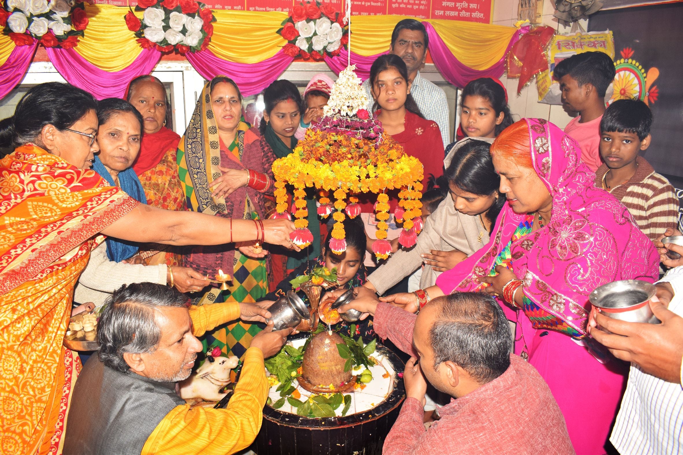 शाहजहांपुर में महा शिवरात्रि पर श्री रुद्र बालाजी धाम मंदिर में शिवलिंग जलाभिषेक करते श्रद्धाल? शाहजहांपुर में महा शिवरात्रि पर श्री रुद्र बालाजी धाम मंदिर में शिवलिंग जलाभिषेक करते श्रद्धाल?