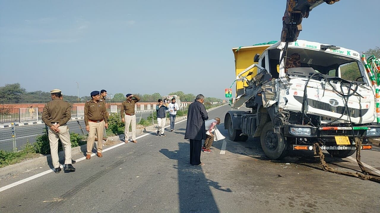 हिसार। क्षतिग्रस्त डंफर को क्रेन की सहायता से हटाते हुए। हिसार। क्षतिग्रस्त डंफर को क्रेन की सहायता से हटाते हुए।