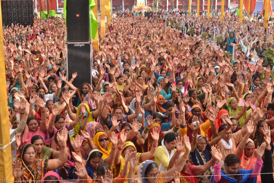एसएस कॉलेज में आयोजित श्रीराम कथा सुनते श्रद्धालु एसएस कॉलेज में आयोजित श्रीराम कथा सुनते श्रद्धालु