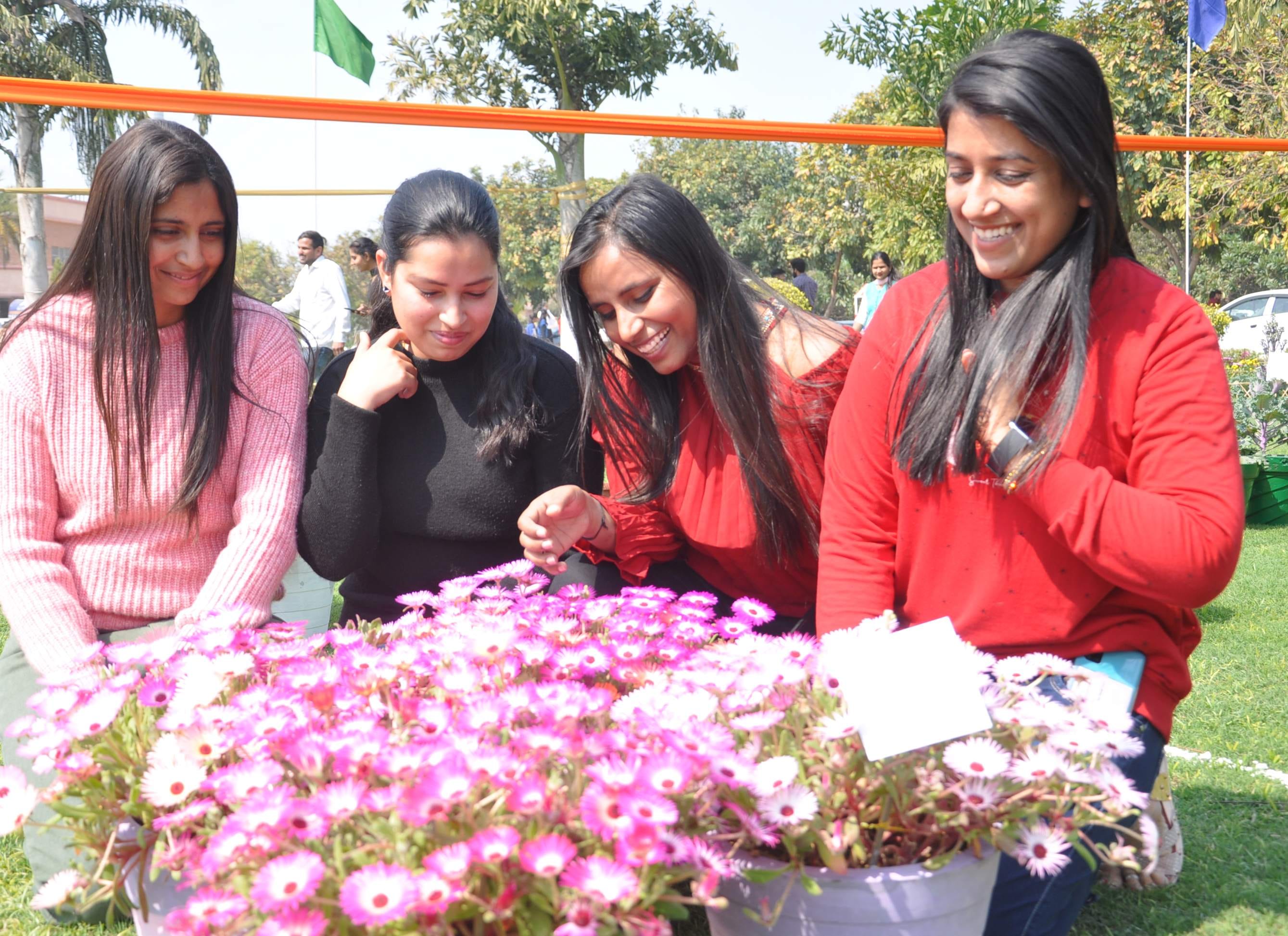 Flower Festival: Khushi-Deepa Chugh 1st in For Corner with Fresh Flowers Flower Festival: Khushi-Deepa Chugh 1st in For Corner with Fresh Flowers
