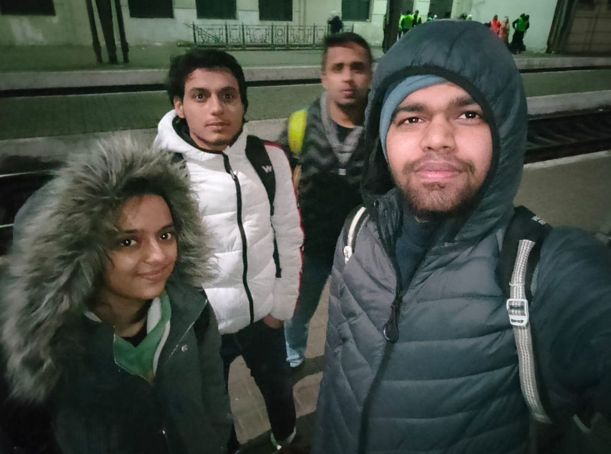 ल्वीव शहर में मनीष रंगा अपने साथियों के साथ। फोटो मनीष के परजिनों के सौजन्य से