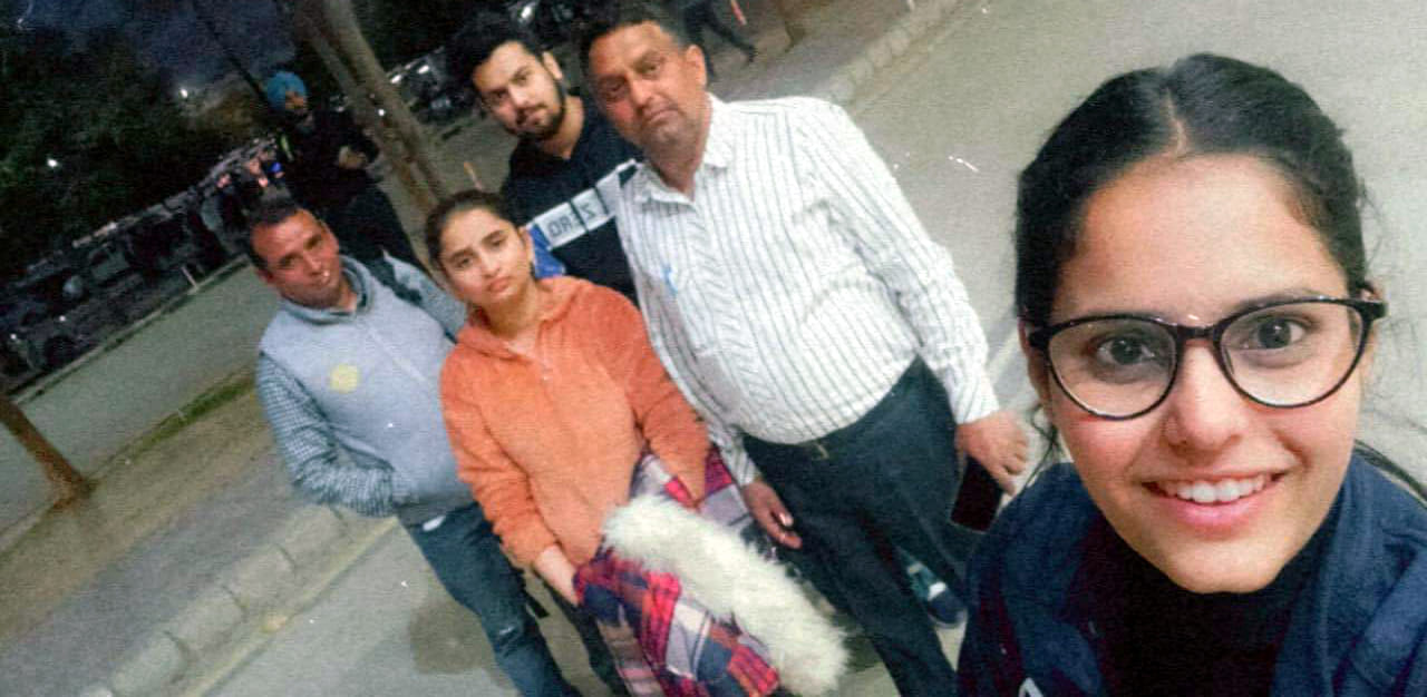 यूक्रेन से सकुशल नारायणगढ़ पहुंचे हर्ष व निधि सैनी अपने परिजनों के साथ। यूक्रेन से सकुशल नारायणगढ़ पहुंचे हर्ष व निधि सैनी अपने परिजनों के साथ।