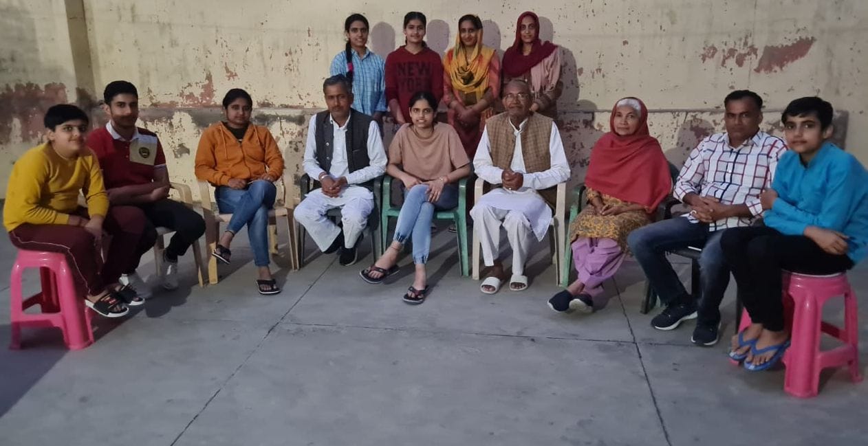 पानीपत। यूक्रेन के लौटी छात्रा पुनीती अपने परिवार के सदस्यों के साथ।